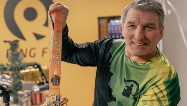 Võhandu maratoni peakorraldaja Hillar Irves näitamas 2026. aasta maratoni medalit. Foto: AIGAR NAGEL